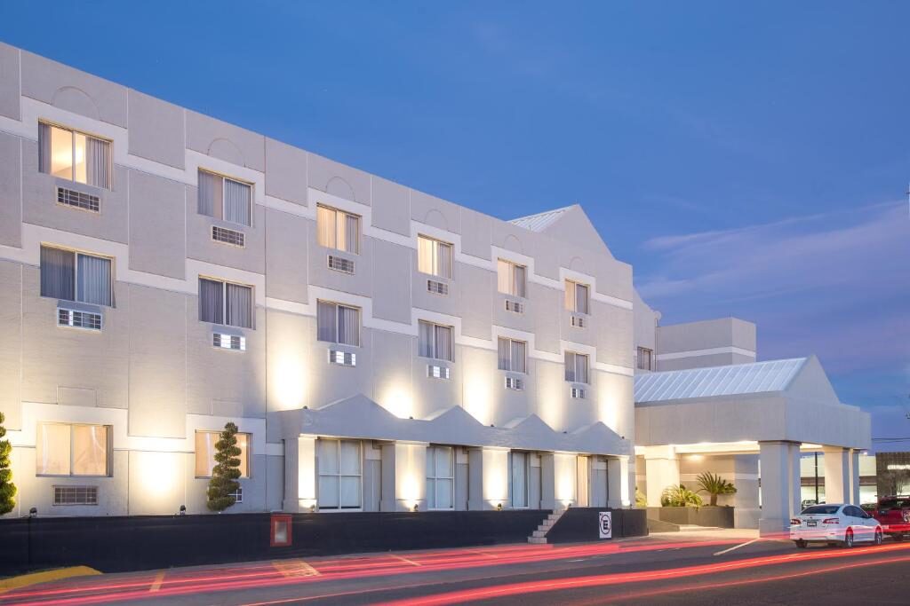 Casa Grande Delicias hotel facade at dusk